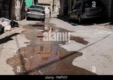 Jerusalem, Israel. 7. April 2016. Offensichtlich Vernachlässigung und Schmutz in einer der engen Straßen und Gassen von Silwan. Eine geschätzte 500 Juden in Israel leben derzeit in Kfar Shiloach unter 45.000 palästinensische Araber, die das Dorf Silwan nennen und betrachten die Juden illegale Siedler. Die meisten Land Angebote wurden von Ateret Cohanim, einer israelischen jüdischen Organisation orchestriert die Arbeiten für die Erstellung von eine jüdische Majorität in den arabischen Vierteln in Ost-Jerusalem behauptete, alle Grundstücke legitim und legal beschäftigt. Stockfoto