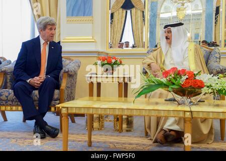 Manama, Bahrain. 7. April 2016. US Staatssekretär John Kerry während eines Treffens mit König Hamad bin Isa Al Khalifa von Bahrain im Palazzo Gudaibiya 7. April 2016 in Manama, Bahrain. Bildnachweis: Planetpix/Alamy Live-Nachrichten Stockfoto