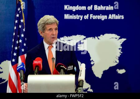 Manama, Bahrain. 7. April 2016. US Staatssekretär John Kerry während einer gemeinsamen Pressekonferenz mit Bahraini Außenminister Scheich Khalid bin Ahmed al-Khalifa im Four Seasons Hotel April 7, 2016 in Manama, Bahrain. Bildnachweis: Planetpix/Alamy Live-Nachrichten Stockfoto