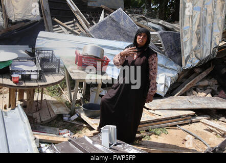 7. April 2016 - Jerusalem, Palästina - eine Frau aus der arabischen Jahalin-Beduinen-Community steht inmitten der Trümmer der Häuser in der West Bank Beduinen-Camp der al-Khan al-Ahmar nach israelische Behörden vier Häuser, die sagten abgerissen, wurden ohne Genehmigung gebaut (Credit-Bild: © Hamza Shalash/APA-Images über ZUMA Draht) Stockfoto