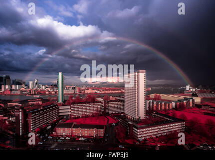 London, UK. 7. April 2016. UK-Wetter: Bunte Regenbogen bricht bei einem Sonnenuntergang Gewitter über Süd-Ost-London. Fotografiert in Infrarot-Credit: Guy Corbishley/Alamy Live-Nachrichten Stockfoto