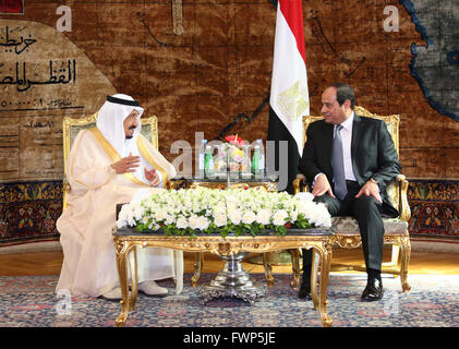 Kairo, Ägypten. 7. April 2016. Ein Handout Foto von ägyptischen amtliche Nachrichtenagentur MENA Egyptian President Abdel-Fattah El-Sisi (R) zeigt trifft sich mit Saudi-Arabiens König Salman Bin Abdel-Aziz in Kairo, Ägypten, am 7. April 2016 besuchen. Bildnachweis: MENA/Xinhua/Alamy Live-Nachrichten Stockfoto