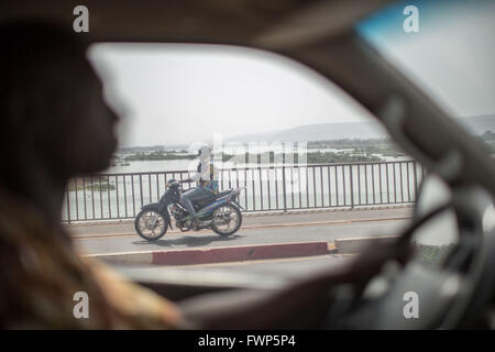 Bamako, Mali. 4. April 2016. Ein Mann überquert den Fluss Niger auf sein Moped in Bamako, Mali, 4. April 2016. Foto: MICHAEL KAPPELER/Dpa/Alamy Live News Stockfoto