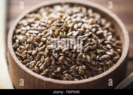Leinsamen in einer Holzschale platziert auf einem Holztisch Stockfoto