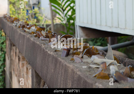 Glasstücke auf dem Haus Zaun zum Schutz von Eindringlingen Stockfoto