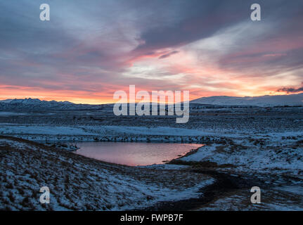 Winter-Sonnenaufgang am Hotel Ranga, widerspiegelt Hella, Island im See. Stockfoto