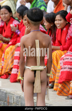 Naga Stammes Kind in traditioneller Kleidung während des jährlichen Hornbill Festival. Kisama, Kohima, Nagaland, Indien. Stockfoto