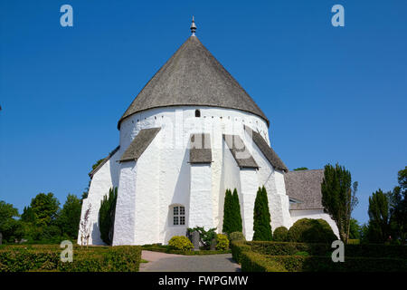 Alte dänische Runde Kirche in Osterlars mit den charakteristischen Säulen, die die Außenwände Stockfoto