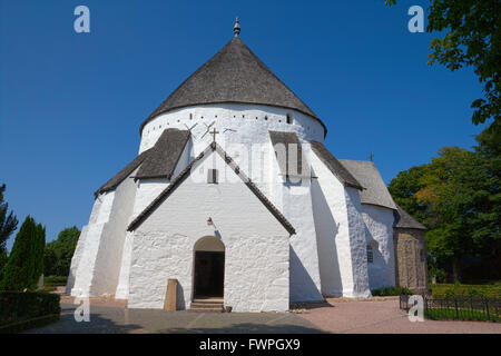 Eingang zu einem alten dänischen Runde Kirche in Osterlars auf Bornholm Stockfoto