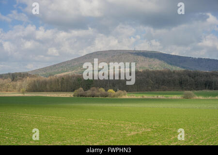 Mount Sleza mit sonnigen Frühlingshimmel und grünen Felder niedriger Schlesien Zobtenberg Nieder Schlesien Stockfoto