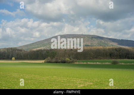 Mount Sleza mit sonnigen Frühlingshimmel und grünen Felder niedriger Schlesien Zobtenberg Nieder Schlesien Stockfoto