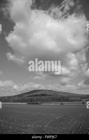 Mount Sleza mit sonnigen Frühlingshimmel und grünen Felder niedriger Schlesien Zobtenberg Nieder Schlesien Stockfoto