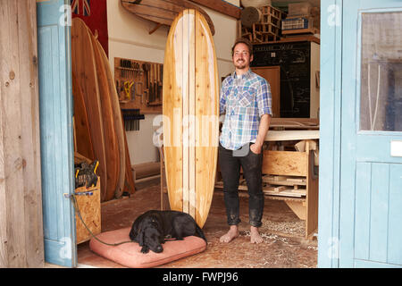 Porträt von Tischler machen maßgeschneiderte Surfbretter In Werkstatt Stockfoto