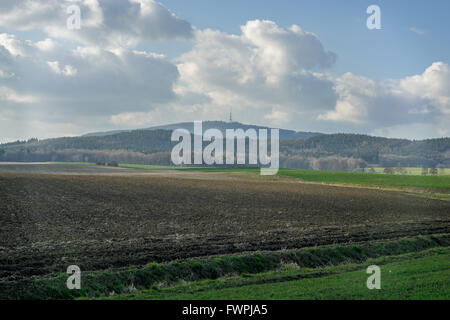 Mount Sleza mit sonnigen Frühlingshimmel und grünen Felder niedriger Schlesien Zobtenberg Nieder Schlesien Stockfoto