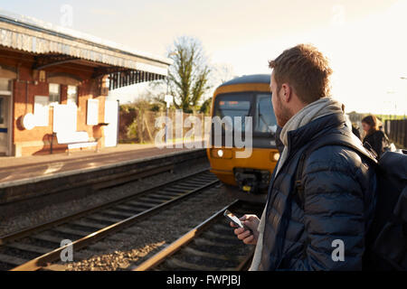 Mann auf Bahnsteig warten auf Zug Stockfoto