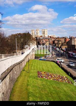 York Minster über Lendal Bridge von der Stadtmauer an Ostern City of York Yorkshire in England gesehen. Stockfoto