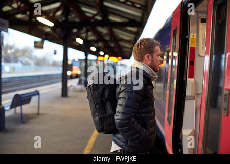 Mann auf Bahn-Plattform warten auf Board-Zug Stockfoto