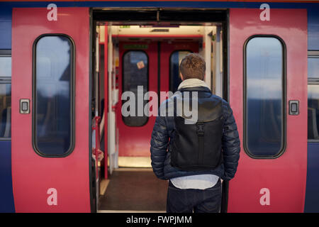 Mann auf Bahn-Plattform warten auf Board-Zug Stockfoto