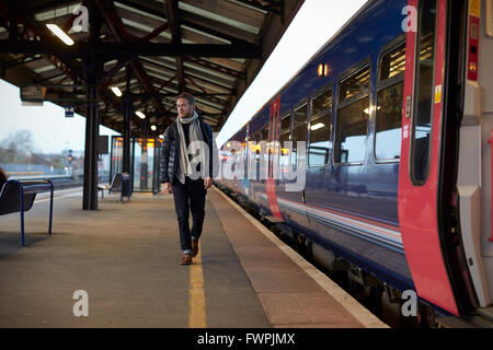 Mann auf Bahn-Plattform warten auf Board-Zug Stockfoto