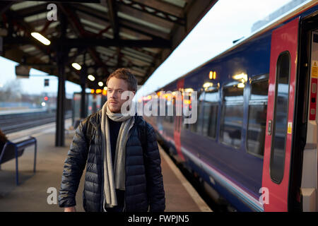 Mann auf Bahn-Plattform warten auf Board-Zug Stockfoto