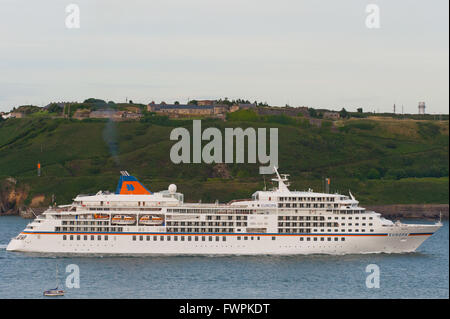 Kreuzfahrtschiff Europa Fort Davis (ehemals Fort Carlisle) in Cork Harbour, Co. Cork, Irland geht. Stockfoto