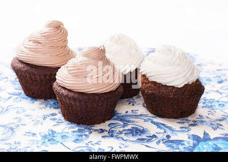 Schokolade Cupcake auf weißen Teller Stockfoto