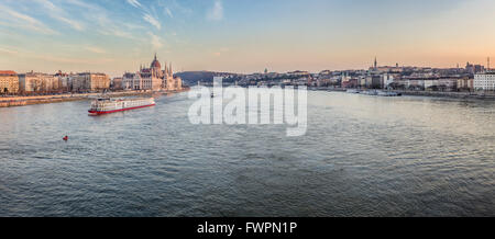 Tourenboot segelt hinunter die Donau außerhalb des ungarischen Parlamentsgebäudes in Budapest, Ungarn. Stockfoto