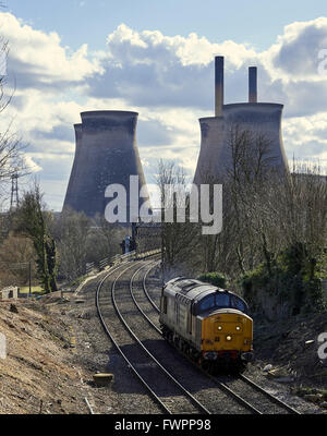 English Electric Typ 3, Klasse 37, 37667 ist gesehen passieren Ferrybridge 'C' Power Station, West Yorkshire. Stockfoto