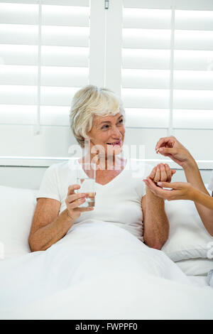 Bild des Arztes geben Medizin senior Frau zugeschnitten Stockfoto