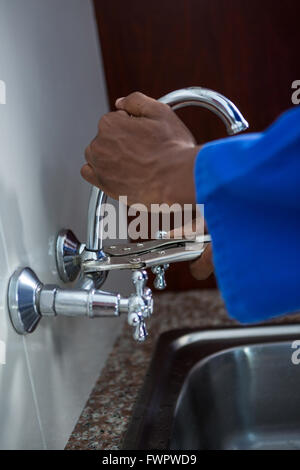Klempner, die Befestigung der Waschbecken mit Schraubenschlüssel Stockfoto