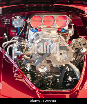 Hot Rod mit Kompressor-V8-Motor. Stockfoto