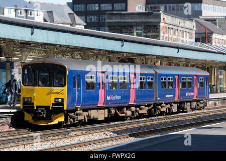 Ein FGW (First Great Western Zug) an der Newport Eisenbahn Bahnhof in South Wales Zeichen Logo. Stockfoto