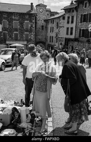 Vide-Grenier in das Dorf Allègre, Haute-Loire, Frankreich Stockfoto