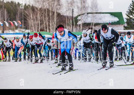 Kyshtym, Russland - 26. März 2016: Massenstart der Skifahrer Athleten beim Marathon-Distanz während der Meisterschaft Langlauf Stockfoto