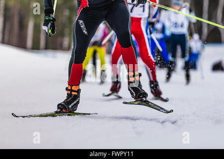 Kyshtym, Russland - 26. März 2016: Gruppe von Skifahrern auf Berg während der Meisterschaft auf Langlauf Stockfoto