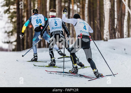 Kyshtym, Russland - 26. März 2016: Gruppe von männlichen Skifahrer geht bergauf Ansicht von hinten während Meisterschaft Langlauf Stockfoto