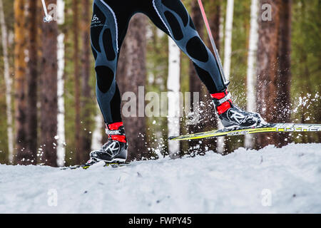 Kyshtym, Russland - 26. März 2016: Füße Männer Skifahrer Sprays Schnee unter den Ski während der Meisterschaft auf Langlauf Stockfoto