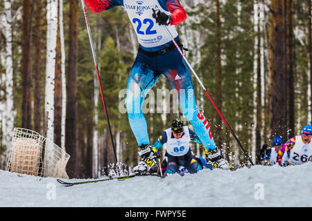 Kyshtym, Russland - 26. März 2016: Gruppe von Skifahrern männlichen Athleten Berg während der Meisterschaft auf Langlauf Stockfoto
