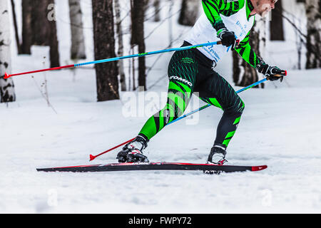 Kyshtym, Russland - 26. März 2016: Skifahrer männlichen Athleten laufen durch Wald während der Meisterschaft auf Langlauf Stockfoto