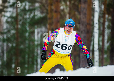 Kyshtym, Russland - 26. März 2016: Skifahrer Sportler Greise Berg während der Meisterschaft auf Langlauf Stockfoto