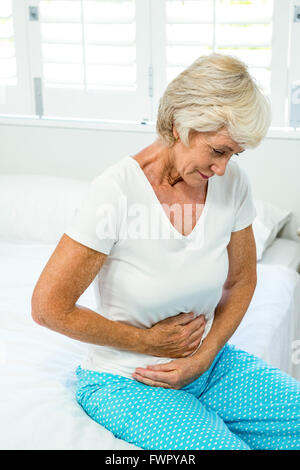 Ältere Frau Magenschmerzen leidet Stockfoto