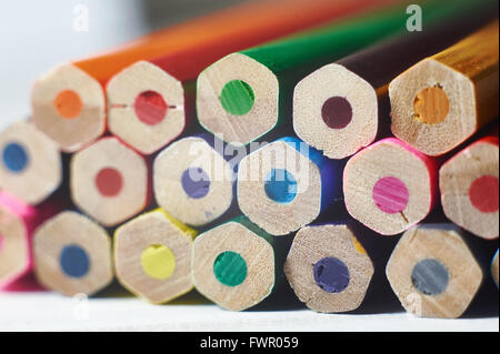 Stapel von Buntstiften auf weißen Tisch. Studio gedreht Stockfoto