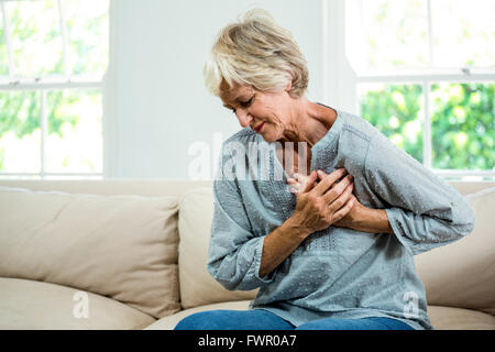 Ältere Frau leidet Schmerzen in der Brust Stockfoto