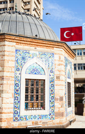 Fassade des alten Camii Moschee und türkische Flagge Banner an der Wand. Konak Square, Izmir, Türkei Stockfoto