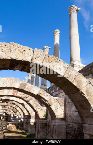 Antiken Säulen und Bögen auf blauen Himmelshintergrund, Fragment der zerstörten römischen Tempel in Smyrna. Izmir, Türkei Stockfoto