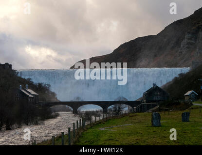 Caban Coch dam spektakuläre schwer überlaufen von Wasser in die Elan-Tal, Powys, Wales UK. Stockfoto