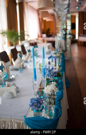 schön Hochzeitstisch in einem Restaurant serviert Stockfoto