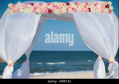 Bogen für die Zeremonie am Meer Hochzeit Stockfoto