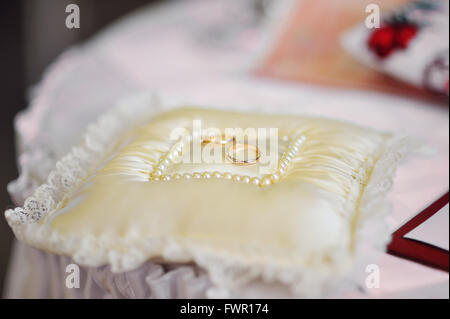 Goldene Hochzeit Ringe auf weiße Ringkissen Träger Stockfoto