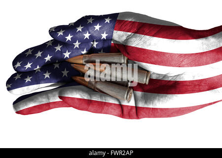 Flagge der Vereinigten Staaten überlagert die Hand eines erwachsenen Mannes hält vier Kugeln. Konzeptbild für Krieg, Gewalt, Konflikte. IMA Stockfoto